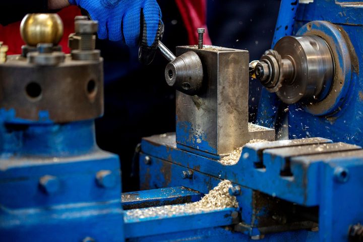 CNC Milling Machines Explained: Features, Types & Applications